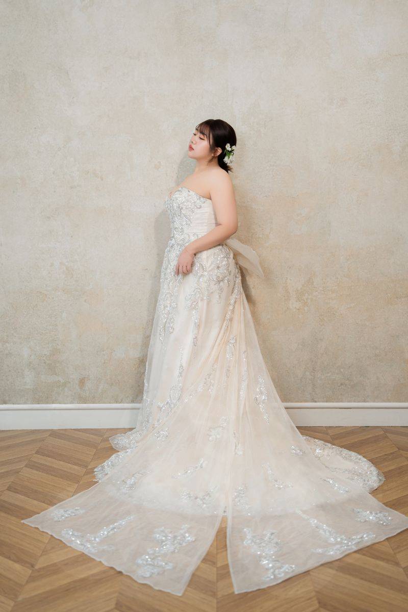 大尺碼禮服 婚紗 白紗款 蕾絲拖襬展示