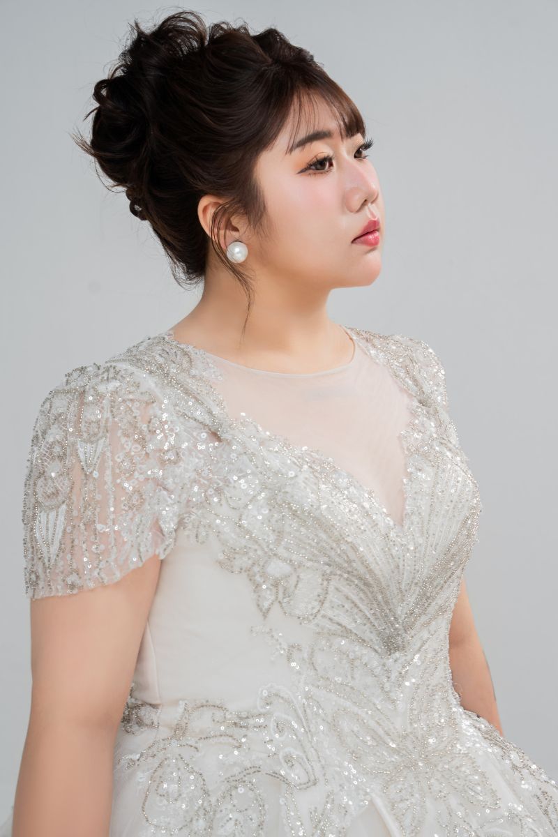 大尺碼禮服 白紗上半身特寫 亮片透紗肩線與珠工細節