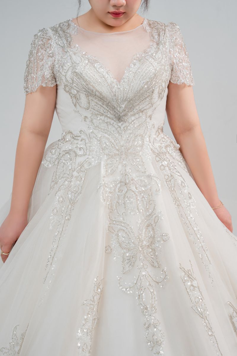 大尺碼 白紗亮片刺繡細節 胸口與腰線集中比例的設計