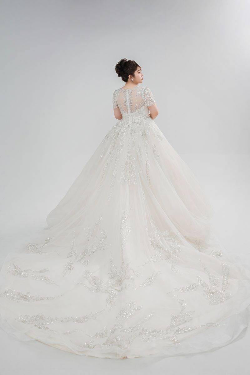 大尺碼 白紗拖襬全景 亮片紋理沿裙身延伸的柔和光感