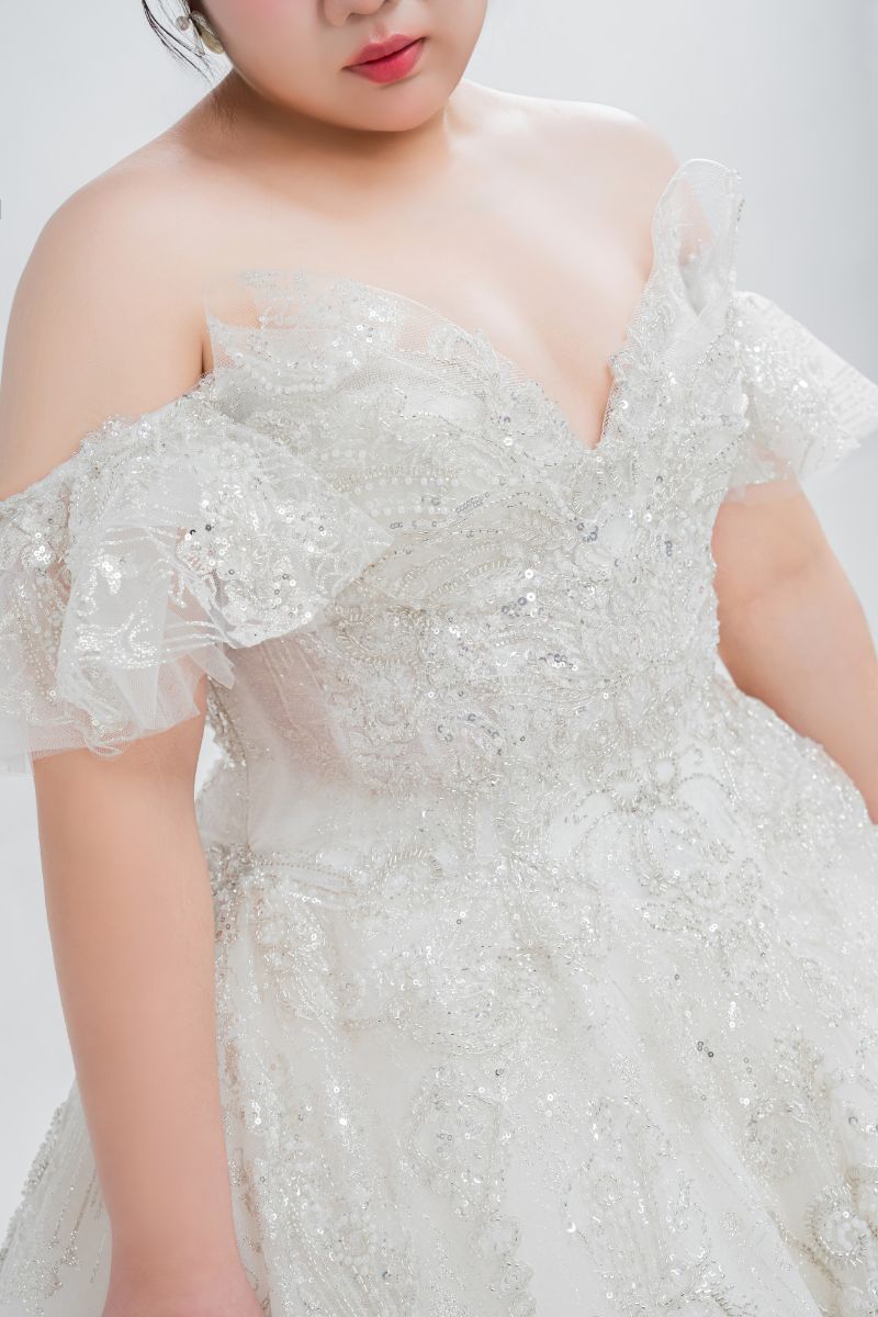 板橋 婚紗 店 大尺碼 白紗 桃心領與亮片細節