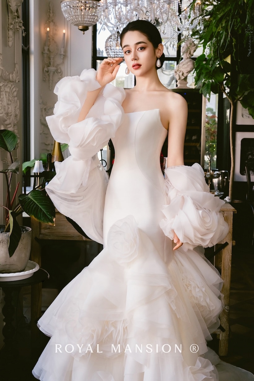 法式高訂婚紗－立體玫瑰袖魚尾婚紗側面，蘿亞婚紗台北