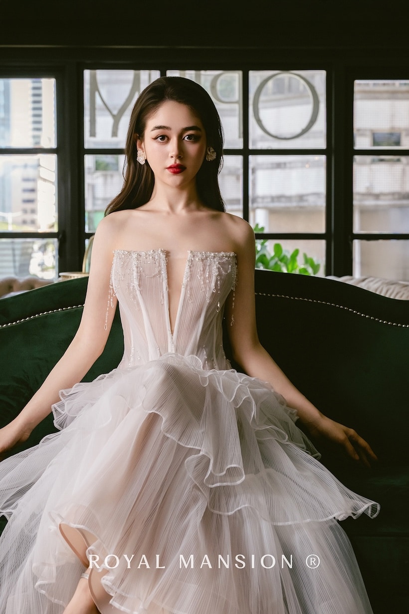 法式高訂婚紗－立體紗裙婚紗側面，蘿亞婚紗台北
