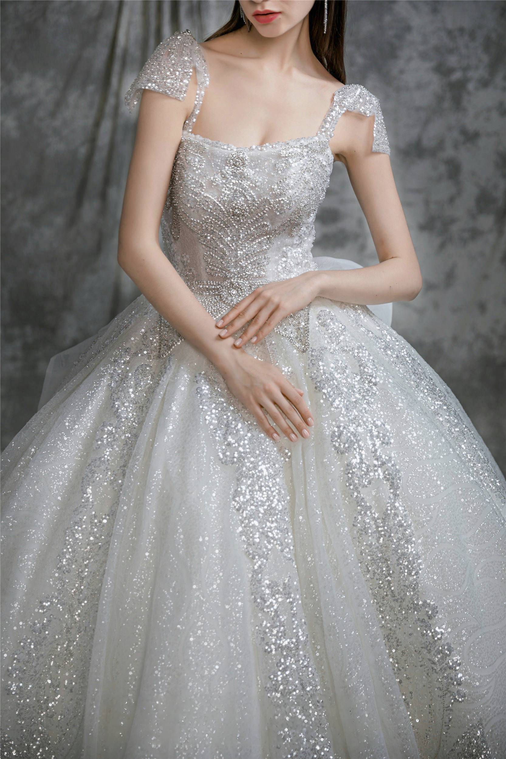 星鑽刺繡 白紗 ｜台北法國巴黎 婚紗 ｜手工亮片刺繡上身特寫