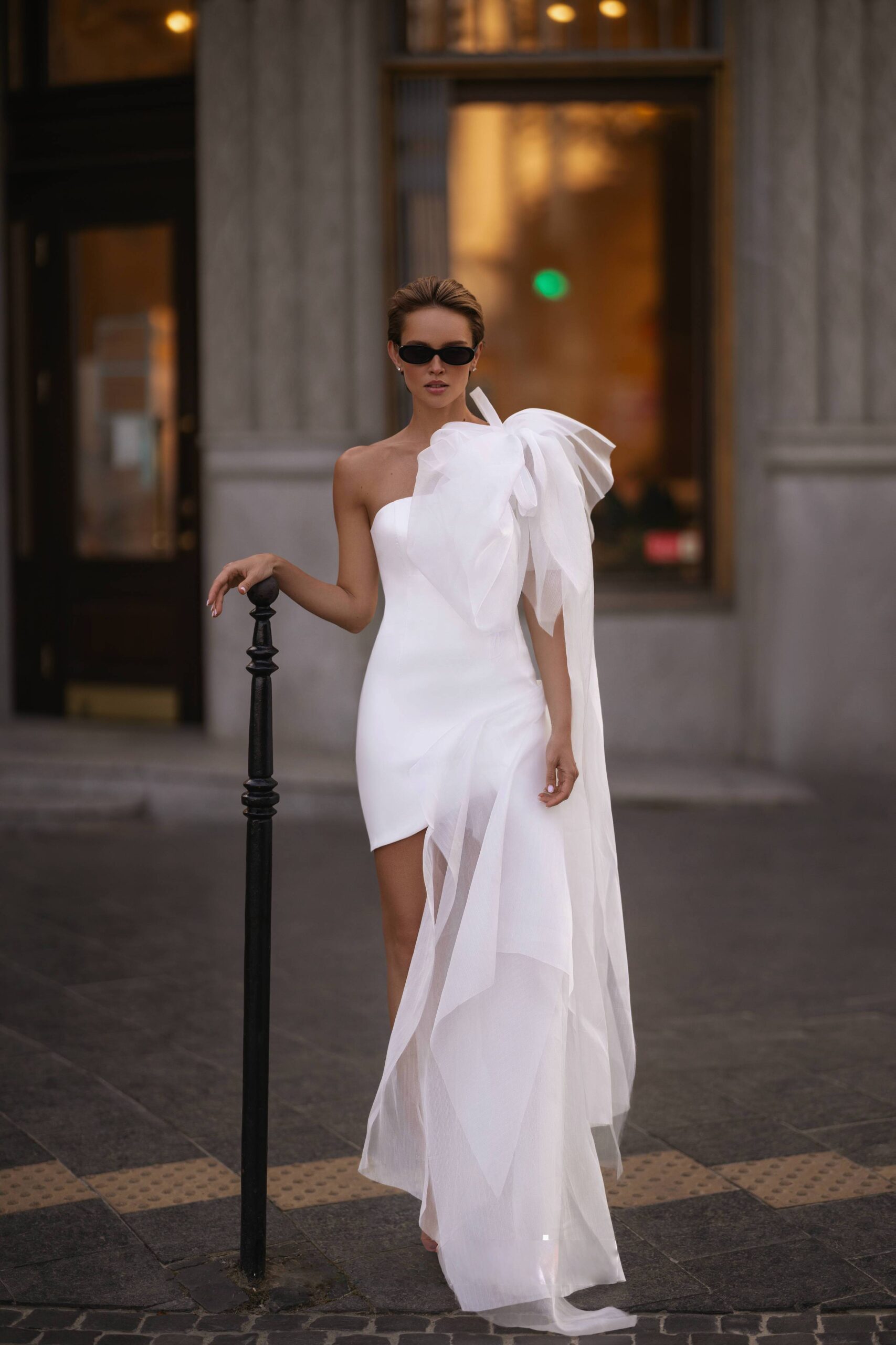 極簡短版 白紗 ｜台北法國巴黎 婚紗 ｜短裙剪裁與半紗尾細節