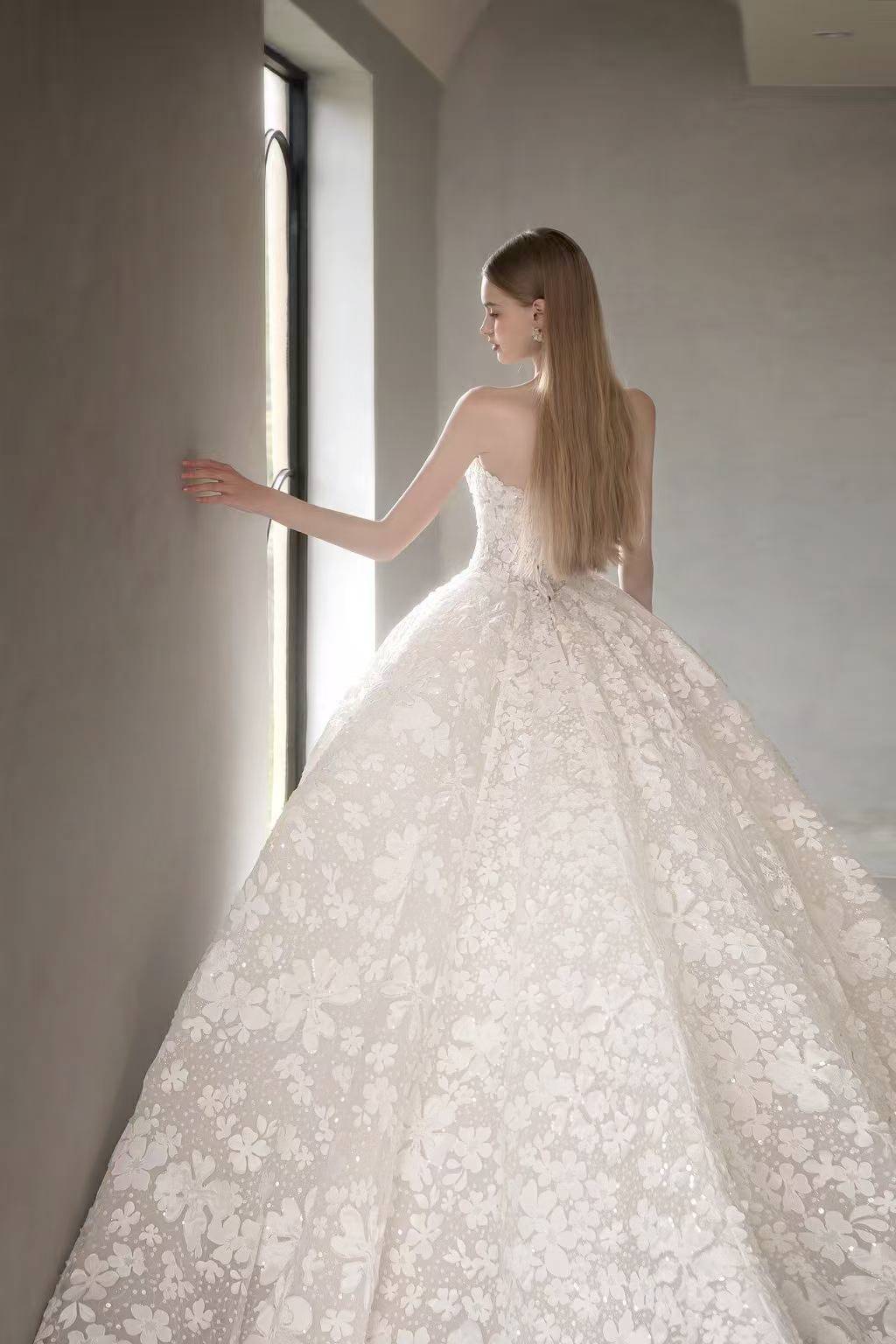 立體花瓣球裙 白紗 ｜台北法國巴黎 婚紗 ｜拖尾花瓣延伸與背影