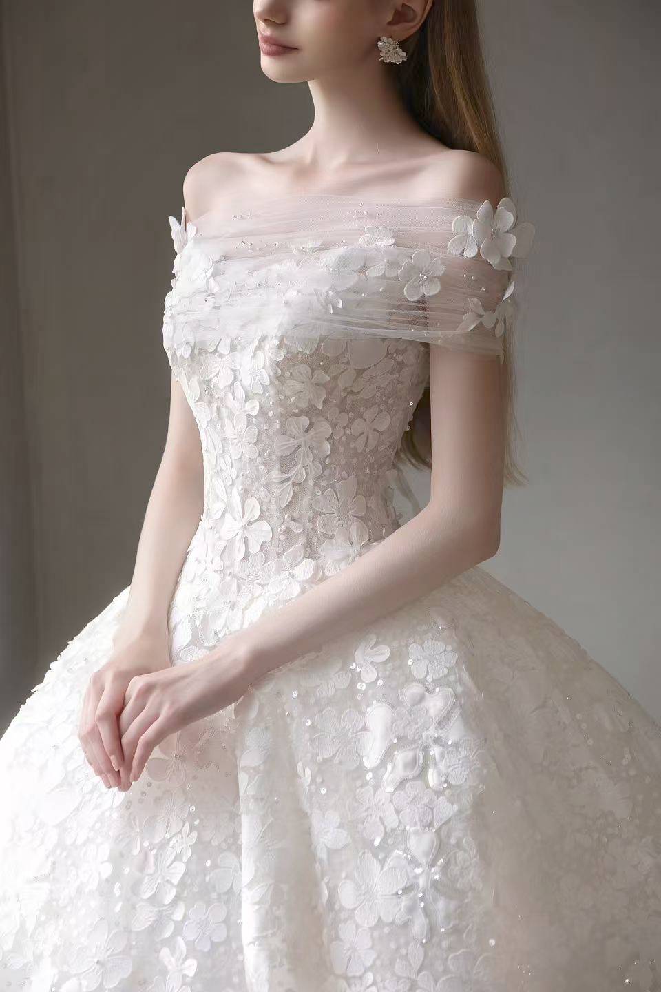 立體花瓣球裙 白紗 ｜台北法國巴黎 婚紗 ｜搭配薄紗披肩