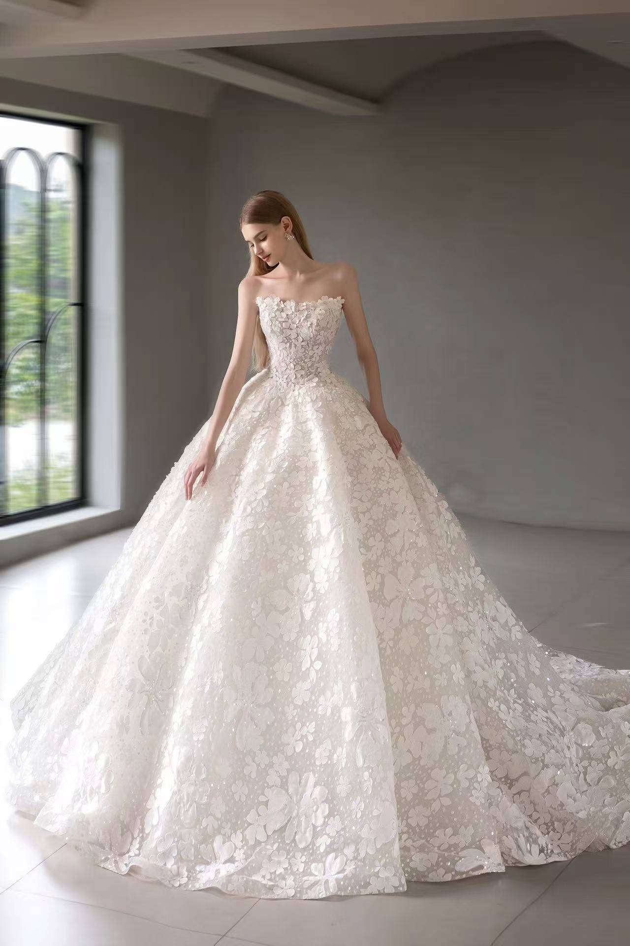 立體花瓣球裙 白紗 ｜台北法國巴黎 婚紗 ｜胸口花瓣立體堆疊