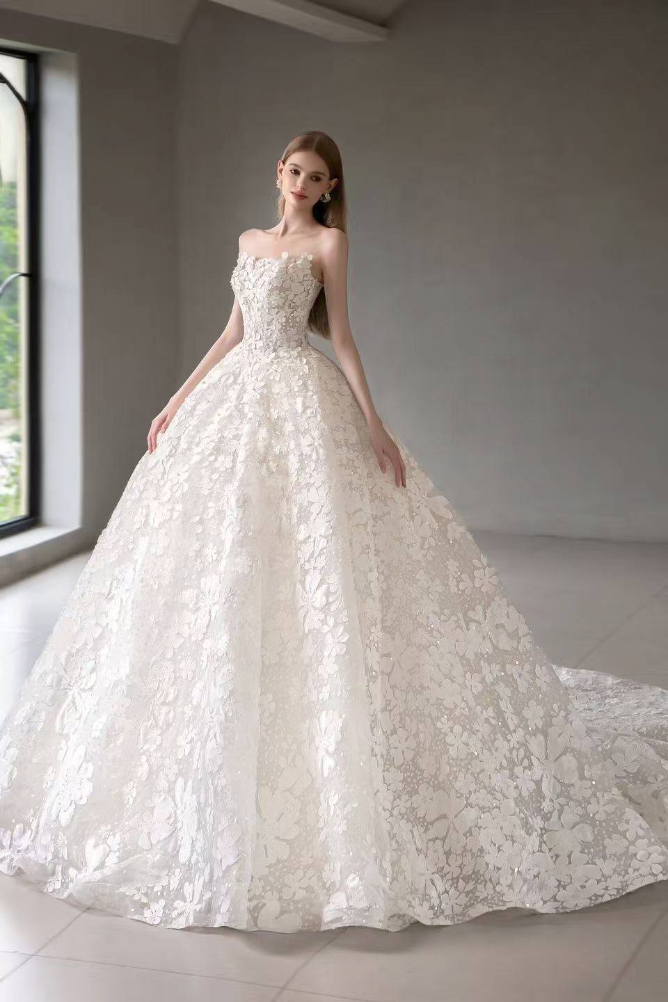 立體花瓣球裙 白紗 ｜台北法國巴黎 婚紗 ｜裙身花瓣紋理細節