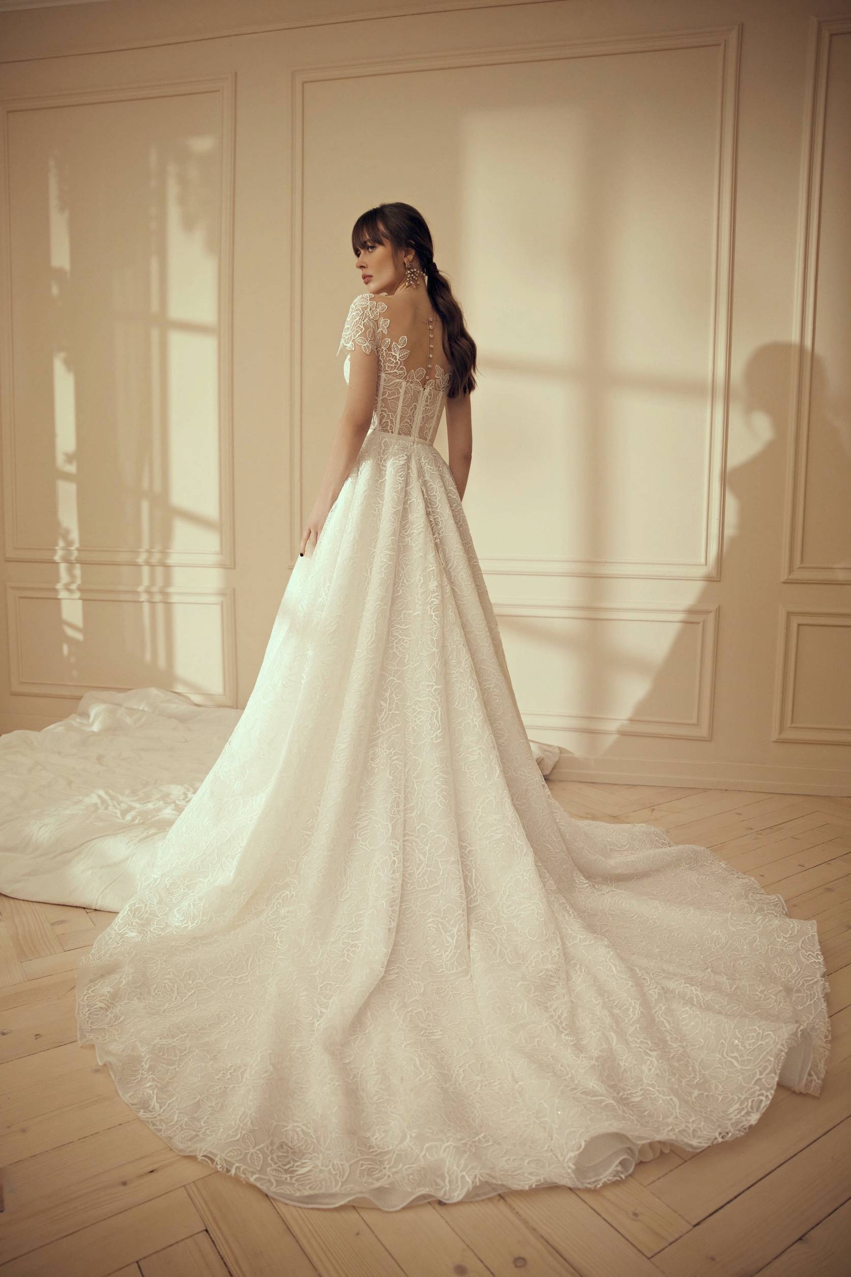 立體蕾絲 A-Line 禮服 ｜台北法國巴黎 婚紗 ｜拖尾與光影層次