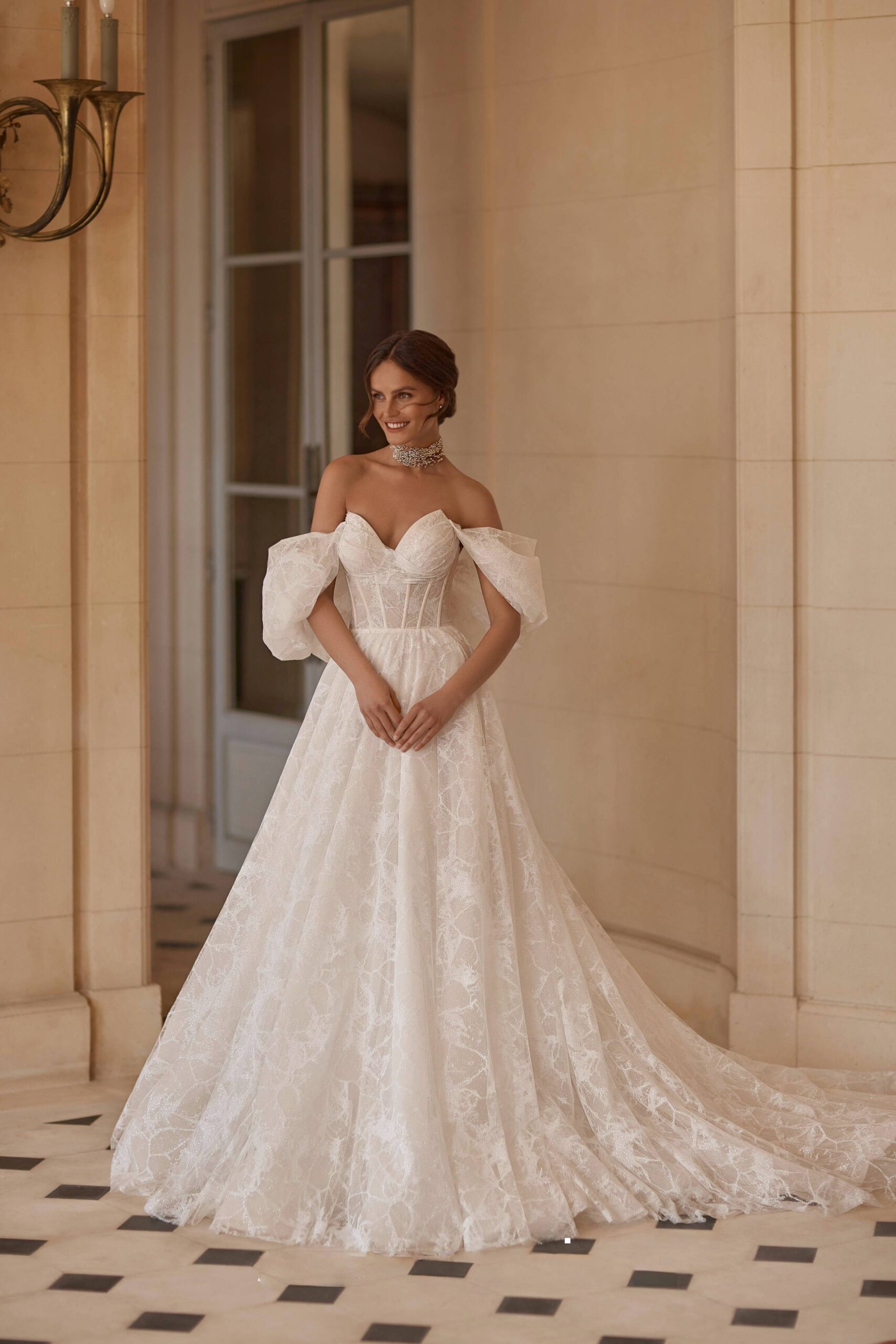 蕾絲公主袖 A-Line 禮服 ｜台北法國巴黎 婚紗 ｜完整造型正面視角