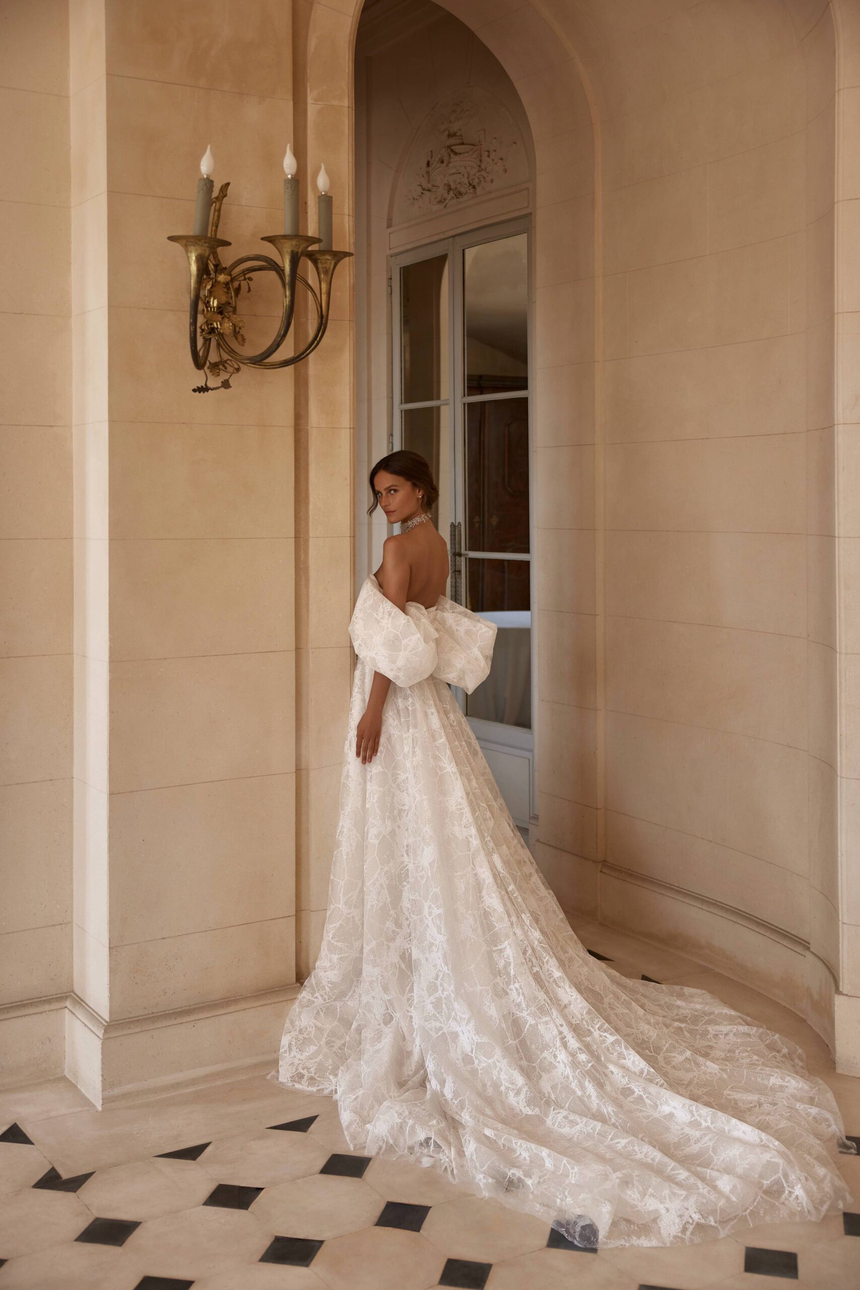 蕾絲公主袖 A-Line 禮服 ｜台北法國巴黎 婚紗 ｜拖尾弧線與背影比例