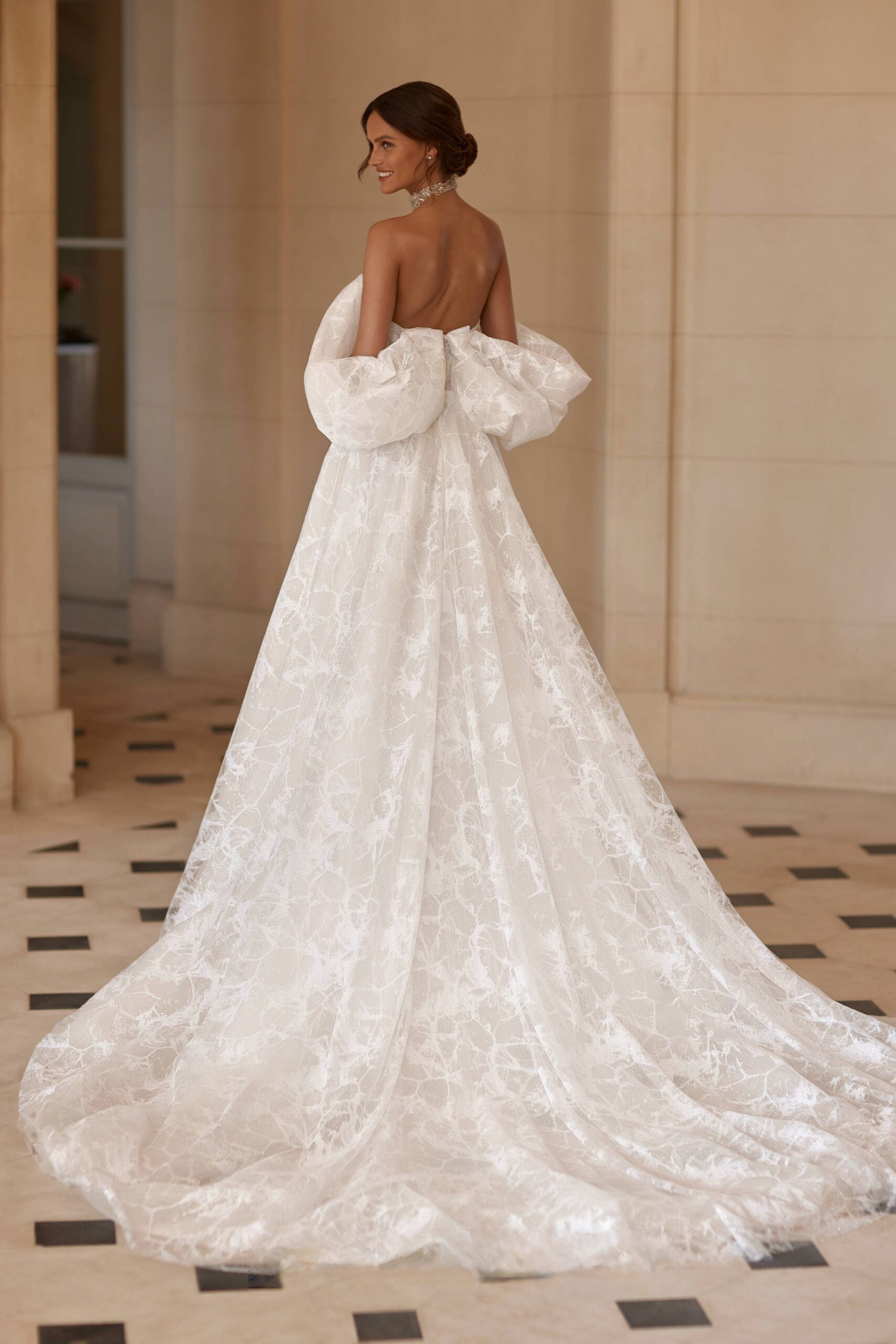 蕾絲公主袖 A-Line 禮服 ｜台北法國巴黎 婚紗 ｜蕾絲裙面光澤展示